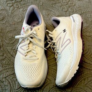 New Balance Fresh Foam 880’s white with lilac emblem. New with tags.